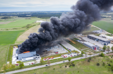 Un incendie ravage une usine.