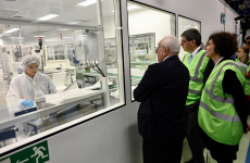 Jean-Philippe Maurer fait visiter le site de Merck à Molsheim lors de l'inauguration du nouveau centre de microbiologie.