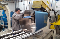 Production de réservoirs de carburant pour poids lourds à l'usine de SAG France dans la Loire.