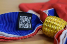 Neyret a d'ores et déjà lancé la fabrication de 15 000 écharpes tricolores pour les prochaines élections municipales.