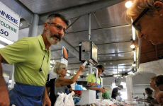 Chez le Sablais est une poissonnerie qui propose des réductions aux clients de La Petite distrib, grâce à une carte de fidélité. 