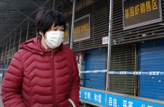Une femme marche à Wuhan, où l'épidémie de coronavirus a débuté. 