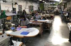 Dûment équipés, les salariés du site nordiste de Dupont Beaudeux ont troqué leur production habituelle de blouses et vêtements de travail pour se concentrer sur la fabrication de masques. Ils seront bientôt rejoints dans cet effort par les équipes d'une vingtaine de salariés d'entreprises régionales du textile. 