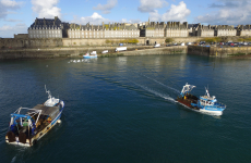 Bateaux de pêche en baie de Saint-Malo.