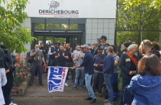 A l'appel du syndicat Unsa Aérien, plusieurs dizaines de salariés de Derichebourg Aeronautics Services ont manifesté devant le siège de ce prestataire de services dans l'aéronautique.