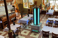 Le robot de désinfection a été testé dans un des restaurants du Puy du Fou qui vient de rouvrir ses portes. 