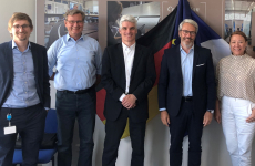 Les équipes dirigeantes de l'alsacien Tryba Energy et de l'allemand Badenova WärmePlus ont signé l'accord pour la création d'un parc photovoltaïque à Réguisheim.