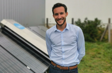 Romain Pennel, le dirigeant d'AxSystem, dévoile le démonstrateur de l'Ax Solar Robot, la gamme de robots développée par la PME pour le nettoyage des panneaux solaires. 