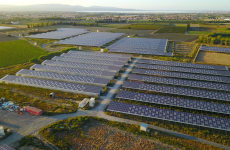 Le groupe Amarenco revendique la construction de 2000 infrastructures de production d'électricité solaire, que ce soit par des centrales au sol, des installations sur toiture, des ombrières de parking ou des serres photovoltaïques.