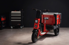 Tricycle électrique utilitaire de la société toulousaine Cobrane Design aux couleurs rouge et noir de Facom. 