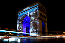 Arc de Triomphe aux couleurs des JO de Paris 2024.