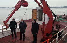 Le ministre de l'Europe et des Affaires étrangères Jean-Yves Le Drian (au centre) à la rencontre des pêcheurs bretons le 4 janvier 2021