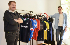 Olivier Guigonis (à gauche) et Paul-Emmanuel Guinard ont créé Phenix Sport, acteur de l’économie circulaire qui recycle le plastique en maillots de sport et les vieux maillots en matériel de sport.