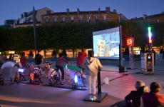 Ludikénergie propose des animations avec ses vélos producteurs d’énergie, qui permettent par exemple, en pédalant, de faire fonctionner un écran de cinéma.
