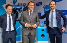 Les fondateurs de Daan Technologies, Damian Py à gauche et Antoine Fichet à droite, ont présenté leur mini lave-vaisselle Bob au président Emmanuel Macron lors du salon "Fabriqué en France" 2021.