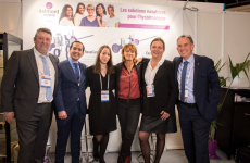 Pierre Montillot (à droite), président de Delmont Imaging et l'équipe "ventes et marketing" à l'occasion du salon de Gynécologie Paris Santé Femme, fin janvier 2020, juste avant le confinement. 