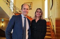 Gurvan Branellec, président, et sa sœur, Rozenn Branellec Dumon, directrice générale d’Oceania Hotels, devant l’escalier Art Deco du Conti à Brest.