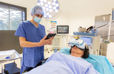 Le casque en réalité virtuelle d’Hypno VR permet désormais d’utiliser la thérapie d’hypnose médicale pour améliorer la gestion de la douleur et de l’anxiété lors de soins dentaires.