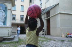 Le centre d’hébergement pour femmes et enfants "L’effet Mères" à Lyon est financé en partie par Sanofi via le collectif L’Entreprise des Possibles.