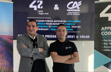 Rachid Abarki (à gauche), président de 42 Nice, et Stéphane Benoussaïd, directeur marketing du Crédit Agricole Provence Côte d’Azur, ont signé un partenariat.