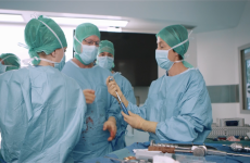 Grâce à son partenariat avec le CHRU de Brest, l’entreprise Oxyledger a pu tester sa solution de traçabilité des dispositifs médicaux implantables au cœur même de blocs opératoires.