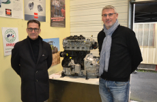 Sébastien Le Rendu et Hubert Pothier, dirigeants de Faral automotive, devant un moteur M9T (équipant les utilitaires Renault). Après le Puma-C présenté en décembre, ce sera le prochain moteur que l’industriel va reconvertir au bioGNV.