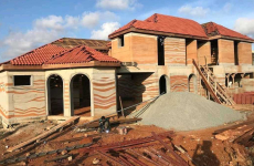 Une villa en cours de réalisation par Messibat International à partir d’écomatériaux en terre crue.