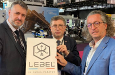 Guillaume Verney-Carron (à droite) sur le salon Milipol Paris avec Lionel Boucher (président de l’UDI Loire) et Jean-Michel Mis (député LREM Loire) à l’occasion de la présentation de la marque Lebel.