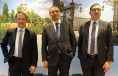 Le directeur général du Crédit Agricole Lorraine, Laurent Cazelles, entouré du président de la banque, Claude Vivenot (à gauche), et Jean-François Rinfray, le directeur général adjoint.