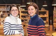 Claire Toutain et Noémie Hernot, fondatrices de Mademoiselle Vrac, deux sœurs adeptes de la consommation sans emballage.