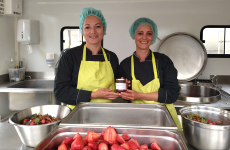 Faustine Bochu et Julie Hermet ont fondé l’Économie pour offrir une seconde vie aux fruits et légumes.