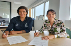 La navigatrice Marie Tabarly et Emmanuelle Cadiou, PDG de Cadiou Industrie, signent une convention de mécénat.