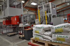 Une machine de conditionnement des semences potagères Sakata conçue par l’entreprise du Rhône Acemma.