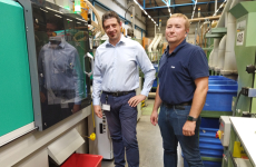Jean-Christophe Cognacq (à gauche), le directeur du site Hager à Bischwiller et Jean-Louis Becker, le responsable de l’atelier d’injection, pilotent l’installation de 30 nouvelles presses à injection.