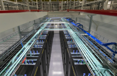 Le nouveau data center Orange de Val-de-Reuil est installé dans un bâtiment d’une superficie de 16 000 m², dont 5 000 m² de salles informatiques.