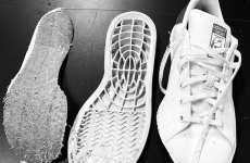 Revival sépare les matières composant les chaussures de sport, puis transforme les semelles en granulats réutilisables dans l'industrie.