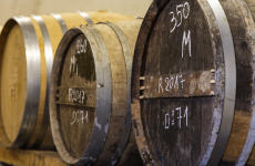 Selon les chiffres communiqués par le Bureau national interprofessionnel du cognac (BNIC), plus de 223 millions de bouteilles ont été expédiées en 2021 pour un chiffre d’affaires de 3,6 milliards d’euros au départ de Cognac.