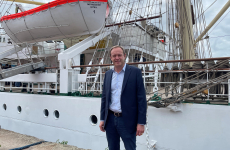 Xavier Sartoris (devant le navire-école polonais Dar Mlodziezy à Rouen le 8 juin), président d’Abysse Corp, a décroché le contrat objets publicitaires, cadeaux et autres goodies personnalisés pour L’Armada 2023.