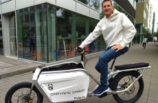 Capitaine Cargo est un vélo cargo mis au point par Galian Cycles à Rennes, avec au guidon Vincent Renard, l’un des quatre associés de l’entreprise.