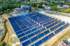 La centrale solaire thermique de Pons a été installée par la société bordelaise Newheat sur un terrain communal d’environ 1 800 m².