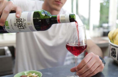 Le Petit Béret vend sa boisson au goût de vin sans alcool dans 41 pays dans le monde.