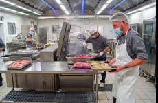 L’entreprise Restoria, présente dans 17 départements. confectionne 65 000 repas par jour en période scolaire.