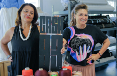 Anne Péchoux, cheffe de projet Casa93Mirail, et Nadine Gonzalez, fondatrice de Casa93, dans les locaux de l’association Casa93Mirail qui formera une douzaine de jeunes en difficulté aux métiers de la mode à compter du 31 octobre 2022.