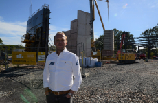 Antoine Moreau sur le chantier du futur siège : 1 200 m2 d’entrepôts face au circuit des 24 Heures.