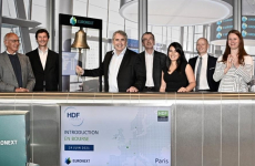 Damien Havard, PDG et fondateur d’Hydrogène de France, et son équipe sonnent la cloche pour célébrer l’introduction en Bourse de leur entreprise le 24 juin 2021 à Paris.