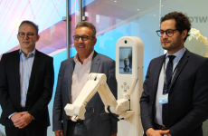 De g. à dr : Francis Faroy, chirurgien vasculaire à l’Hôpital privé Saint-Martin de Caen ; Jean-Marc Escalettes, Directeur Orange Grand Ouest ; Iliès Zaoui, fondateur de Conscience Robotics, présentent le robot de télémédecine Médian.