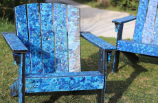 Le premier atelier Carbon Blue, à Gémenos, produit du mobilier à partir de plastiques recyclés et 100 % recyclables.