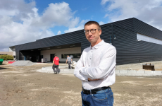 Philippe Gueguen, responsable territoire Finistère, suit les travaux du futur siège d’Evel’Up à Plouédern. Livraison prévue fin 2022.