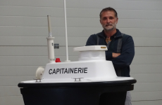 Christophe Martin ici avec le drone bateau dont la nouvelle coque, recyclable et permettant un meilleur équilibre du robot, vient d’être réalisée par l’entreprise bretonne Kerpont Plastique.