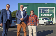 Frédéric Lambert (au centre) et sa sœur Caroline Lambert, qui ont repris l’entreprise familiale en 2018 après avoir repris les agences de Lorient et Pontivy en 2015, aux côtés de David Le Page, directeur commercial de Locatour.